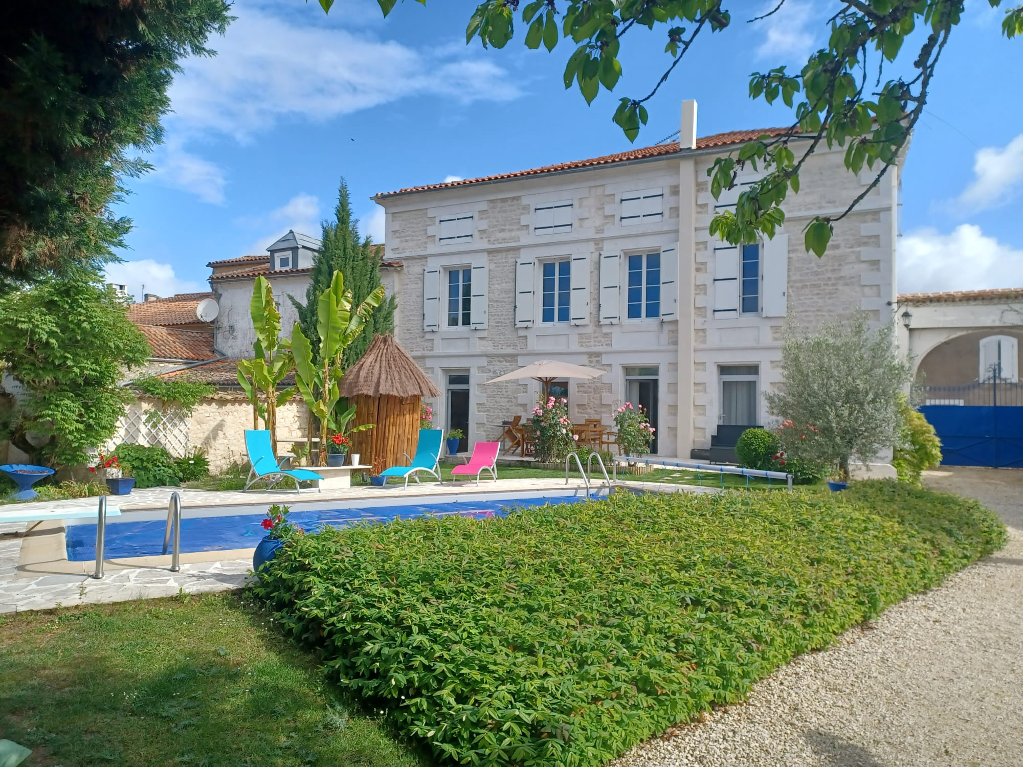 PLEIN COEUR DE VARS ! MAISON CHARENTAISE AVEC PISCINE ET DEP