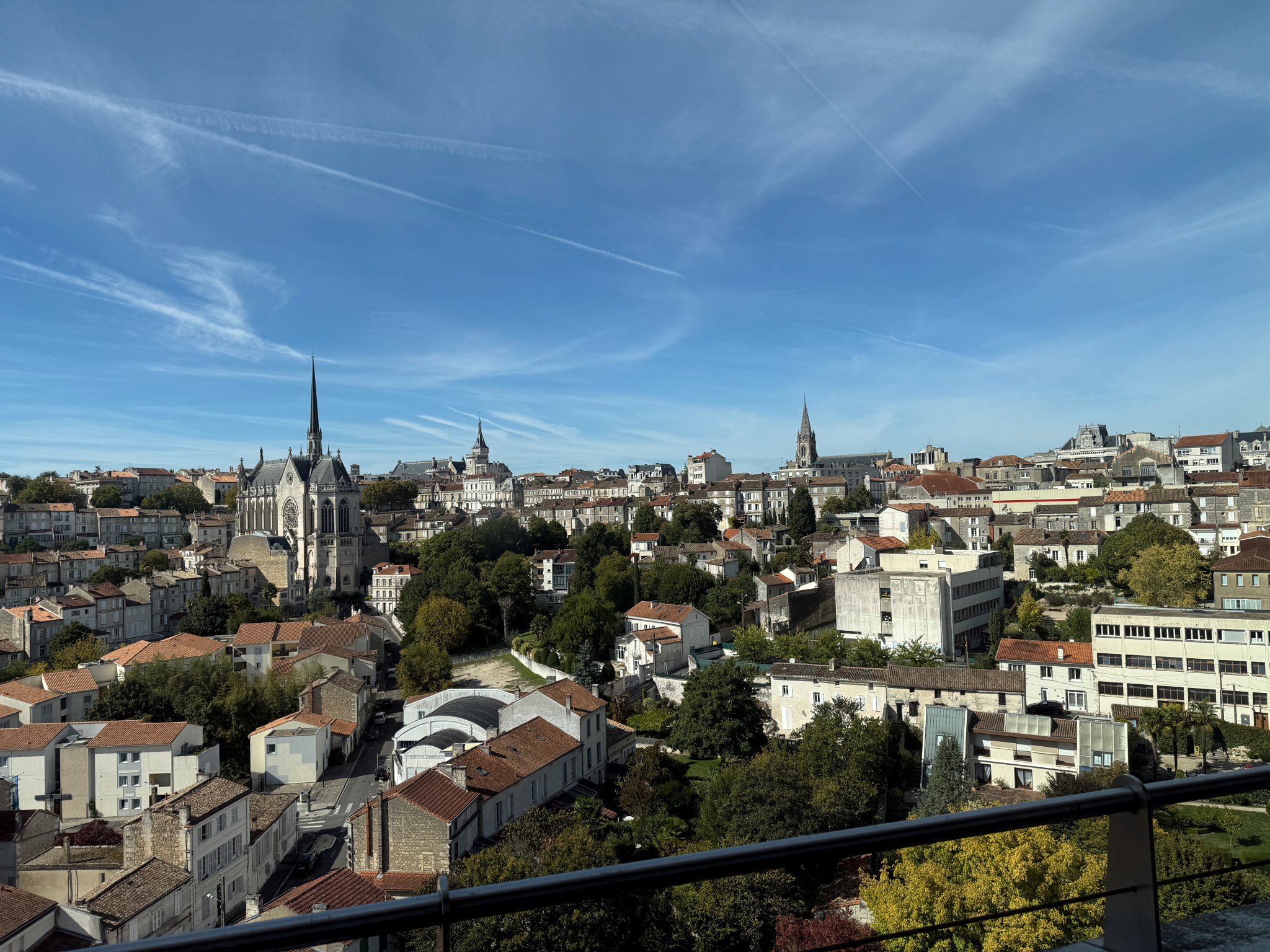Immeuble de bureaux moderne - Plateaux divisibles à Angoulêm